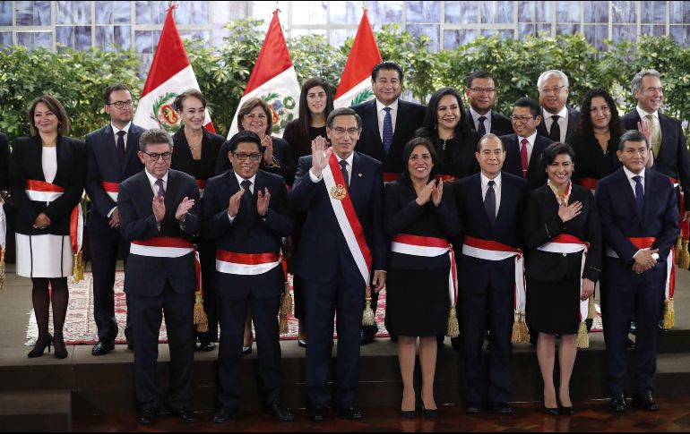 El presidente de Perú, Martín Vizcarra (c), en compañía de su primer ministro, Vicente Zeballos (c-i), posan junto al nuevo gabinete de ministros. EFE/P.Aguilar