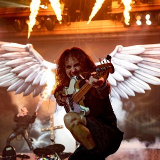 Mamá acompaña a su hijo invidente a concierto de Iron Maiden