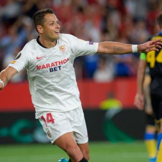 "Chicharito" afianza al Sevilla en Europa League