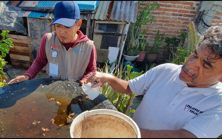Brigadistas de la Secretaría de Salud visitaron ayer los hogares de la colonia Jalisco, en Tonalá, para combatir los criaderos de mosquitos. EL INFORMADOR/P. López