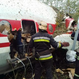 Avión aterriza de emergencia en Ucrania con saldo de cinco muertos