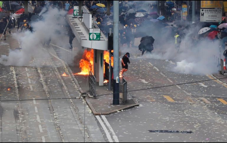 No se prohibían las máscaras en manifestaciones desde la época colonial. AP