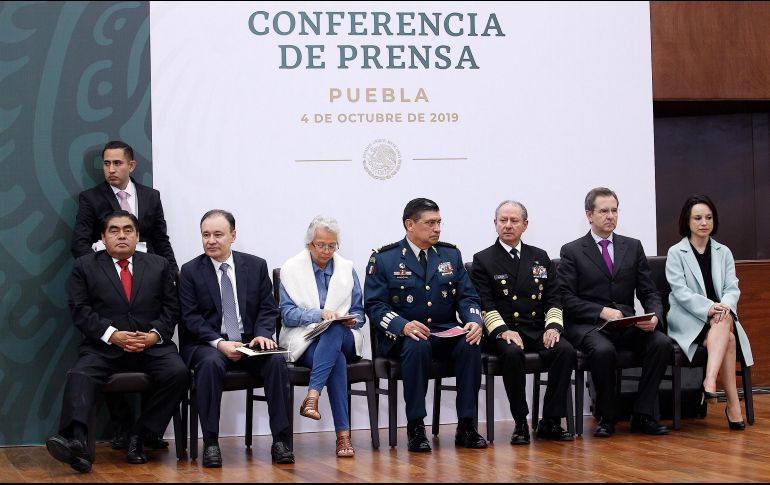 El gobernador de Puebla, Miguel Barbosa (i) asegura que en la entidad no tiene registro de presencia de cárteles sino que son células de delincuencia locales. NTX / I. Hernández