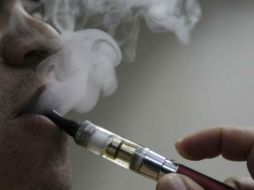 Se da la circunstancia de que ayer las autoridades sanitarias de Estados Unidos anunciaron que 18 personas han muerto y más de mil se han visto afectadas por unas misteriosas lesiones pulmonares vinculadas con los cigarrillos electrónicos de sabores y de la nicotina líquida para vapeo.