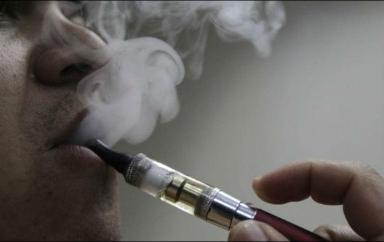 Se da la circunstancia de que ayer las autoridades sanitarias de Estados Unidos anunciaron que 18 personas han muerto y más de mil se han visto afectadas por unas misteriosas lesiones pulmonares vinculadas con los cigarrillos electrónicos de sabores y de la nicotina líquida para vapeo.