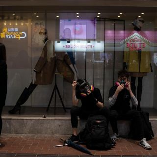 Hong Kong prohíbe a los manifestantes el uso de máscaras en protestas