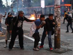 Personas se manifiestan este viernes, en Quito. Ecuador afronta su segundo día de estado de excepción decretado por el Gobierno. EFE/J. Jácome