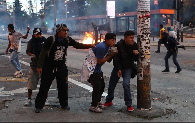 Personas se manifiestan este viernes, en Quito. Ecuador afronta su segundo día de estado de excepción decretado por el Gobierno. EFE/J. Jácome