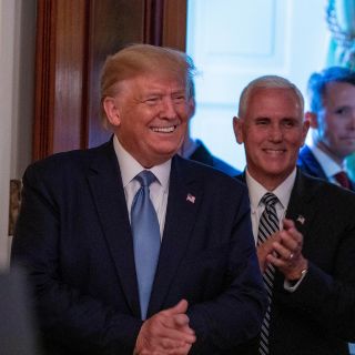 Trump decreta restringir visas a personas sin seguro médico