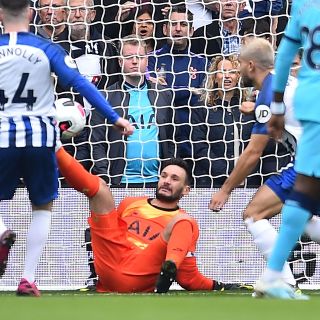 Hugo Lloris sufre aparatosa lesión en derrota del Tottenham ante Brighton
