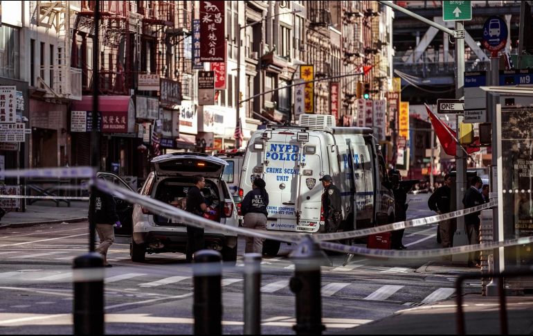 El jefe de detectives Michael Baldassano dice que los hombres fueron agredidos brutalmente al azar en Chinatown, el barrio chino de Manhattan. AP / J. Moon