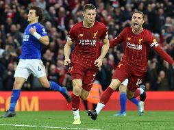 Milner (C) y el senegalés Sadio Mané se las arreglaron para dar al Liverpool otros tres puntos. AFP / P. Ellis