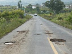 López Obrador reclama a presidentes municipales y a los gobernadores -en especial al de Morelos, Cuauhtémoc Blanco- el descuido en caminos estatales; califica esta situación como 