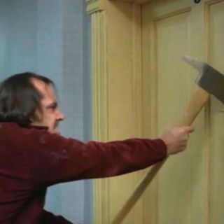 Compran hacha que usó Jack Nicholson en "El resplandor"