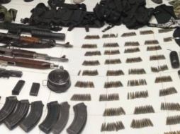 Parte del arsenal decomisado por las autoridades tras el enfrentamiento. ESPECIAL/SSP MICHOACÁN