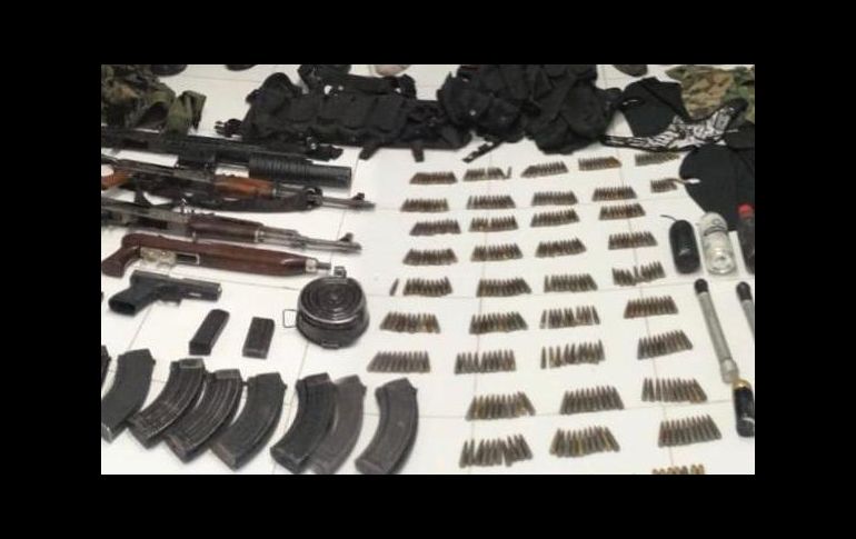 Parte del arsenal decomisado por las autoridades tras el enfrentamiento. ESPECIAL/SSP MICHOACÁN