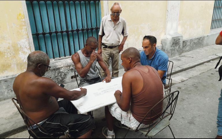 Calles para peatones. Sin importar la hora, los habitantes de La Habana salen a las calles e instalan mesas, sillas y bocinas para ocuparse un rato con una partida de dominó. EL INFORMADOR/I. de Loza
