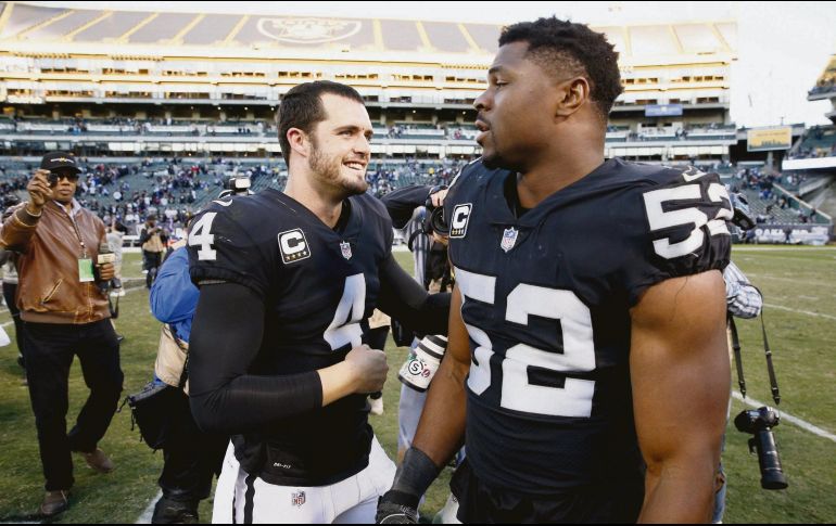 Derek Carr y Khalil Mack, reclutados por los Raiders en 2014, se verán de nuevo las caras, pero ahora como rivales. AFP