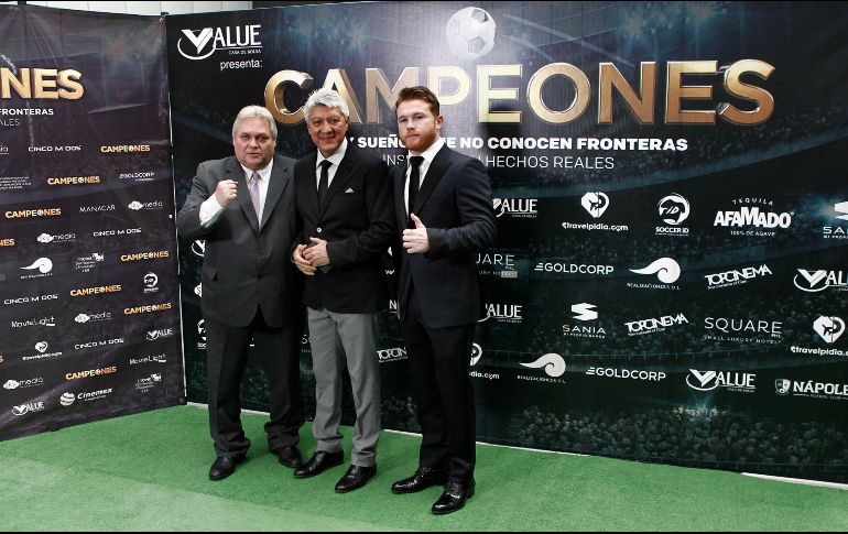 También en el cine. Carlos Bremer (centro) posa junto al técnico Jesús Ramírez y el boxeador Saúl “Canelo” Álvarez durante la premier de la cinta “Campeones”. EL INFORMADOR/A. Camacho
