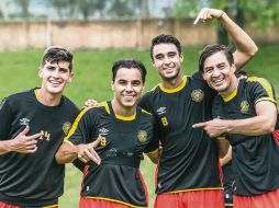 Adrián Villalobos, Omar Bravo, Rafael Durán y Christian López bromean tras la práctica de ayer de los universitarios. TWITTER/@LeonesNegrosCF