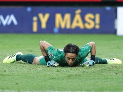 Antonio Rodríguez no pudo evitar que el remate de Carlos González, al 90’+1, se incrustara en su portería, evitando que Chivas se quedara con los tres puntos. IMAGO/E. Müllen