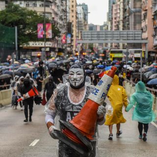 Policía de Hong Kong usa gases lacrimógenos para dispersar a manifestantes
