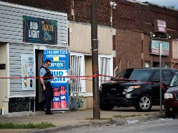 Un policía investiga la escena del crimen en el bar de Kansas City. AP/The Kansas City Star /T. Ljungblad