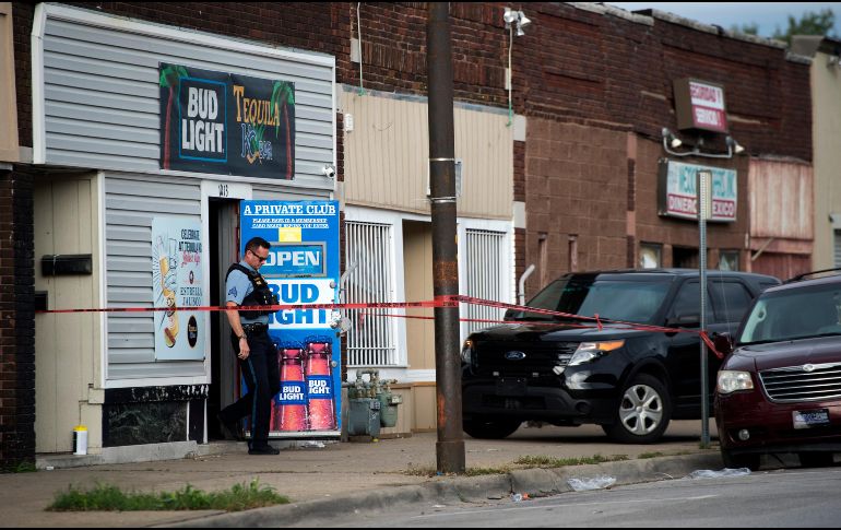 Un policía investiga la escena del crimen en el bar de Kansas City. AP/The Kansas City Star /T. Ljungblad