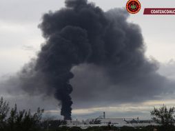 El incendio se registró en un tanque de almacenamiento en la terminal marítima de Pajaritos. FACEBOOK/Protección Civil y Bomberos Coatzacoalcos