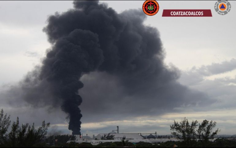 El incendio se registró en un tanque de almacenamiento en la terminal marítima de Pajaritos. FACEBOOK/Protección Civil y Bomberos Coatzacoalcos