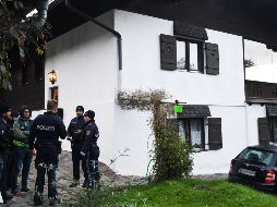 Policías aseguran la vivienda donde se registró el multihomicidio en Kitzbühel, Austria. AFP/APA/ZOOM.Tirol