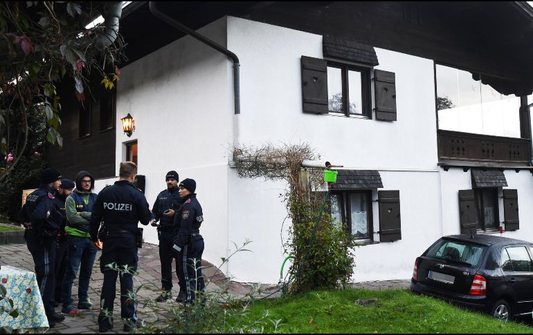 Policías aseguran la vivienda donde se registró el multihomicidio en Kitzbühel, Austria. AFP/APA/ZOOM.Tirol