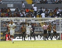 En los últimos diez minutos de juego, Leones Negros aflojó y la visita aprovechó para marcar dos anotaciones. EL INFORMADOR / A. Camacho