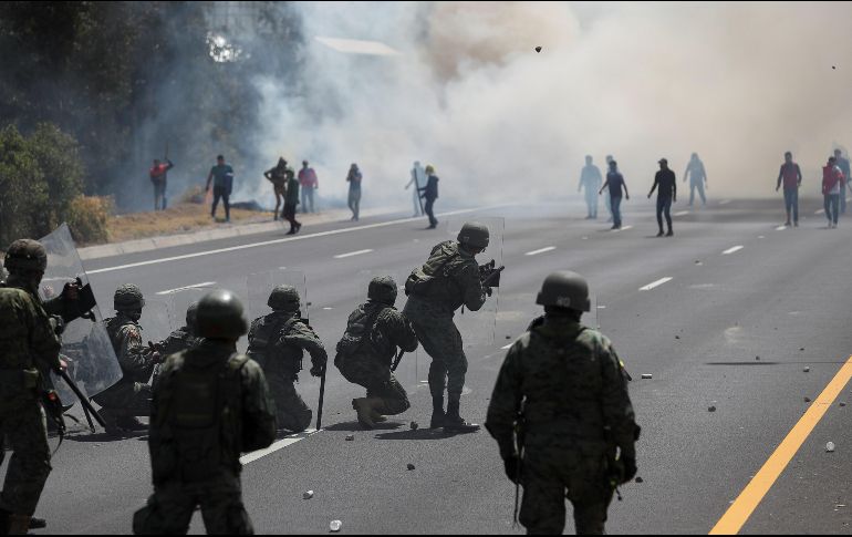 Indígenas y militares se enfrentaron este sábado durante las protestas contra las medidas del presidente Lenín Moreno, en las afueras de la ciudad de Latacunga. EFE/ARCHIVO