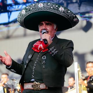 Vicente Fernández vuelve a cantar en vivo; devela escultura