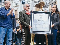 Vicente Fernández fue objeto de un homenaje por sus 50 años de trayectoria. El reconocimiento fue entregado por Ismael del Toro, alcalde de Guadalajara y Giovana Jaspersen, Secretaria de Cultura de Jalisco. EL INFORMADOR / G. Gallo