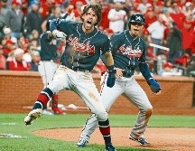 Dansby Swanson (izq.) fue el hombre clave de los Bravos en el noveno inning. Atlanta se pone a una victoria de ir a la Serie de Campeonato de la Nacional. AFP / S. Kane
