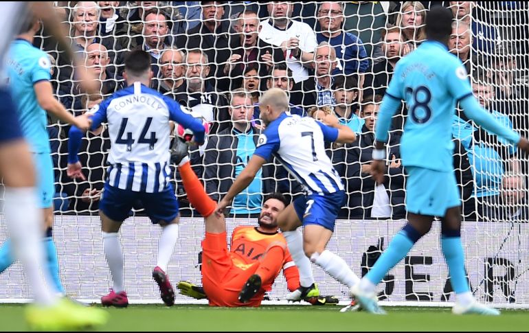 Lloris sufrió una espectacular lesión en el codo izquierdo tras cometer un error que le costó el primer gol en contra a su equipo en el minuto tres. AFP / ARCHIVO