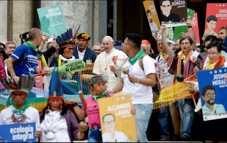El Papa camina en procesión en el marco del Sínodo de la Amazonía en el Vaticano. AP/A. Medichini