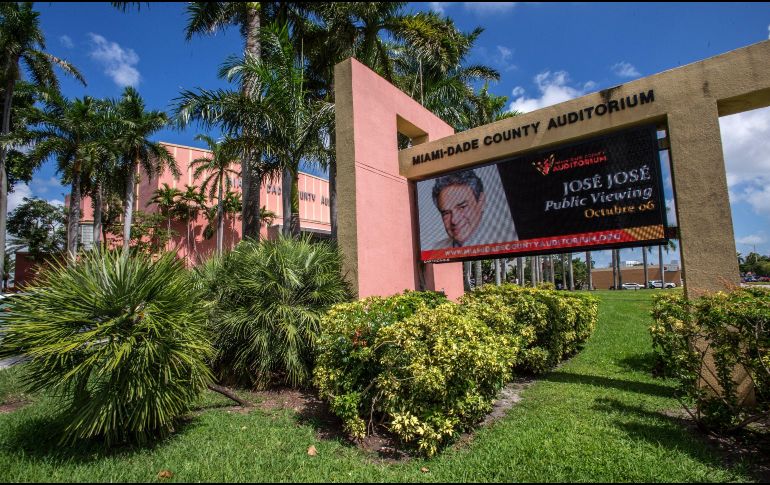 Este domingo se realizó un velorio público a José José en Miami. EFE / G. Viera