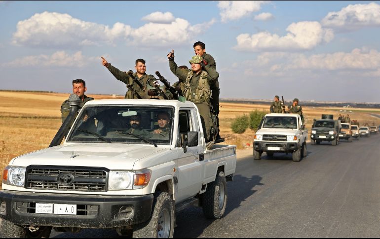 Rebeldes sirios respaldados por Turquía se reúnen cerca de la frontera entre Siria y Turquía, al norte de Alepo. AFP/N.  Al-khatib