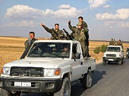 Rebeldes sirios respaldados por Turquía se reúnen cerca de la frontera entre Siria y Turquía, al norte de Alepo. AFP/N.  Al-khatib