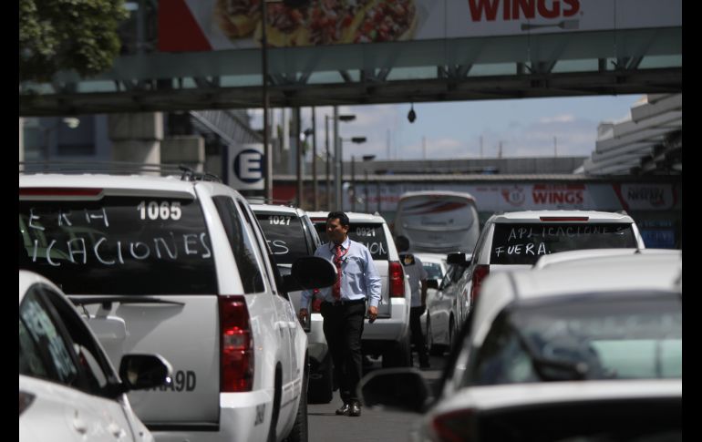 Taxistas cierran los accesos viales a la Terminal 1 del Aeropuerto de la Ciudad de México. NTX/E. Álvarez