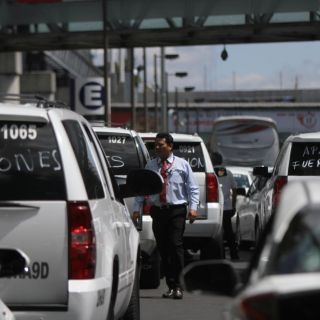 Protesta de taxistas bloquea Terminal 1 de aeropuerto de CDMX