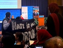 McAleenan trató de hablar por lo menos tres veces, pero al final se fue de el Centro de Leyes de la Universidad de Georgetown. AP/C. Long