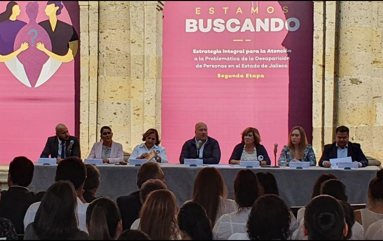 Al final del acto, el gobernador se reunió con los familiares de desaparecidos. EL INFORMADOR / S. Blanco