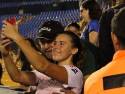 Sofía accedió a tomarse una fotografía con un sujeto sin identificar, en la tribuna, éste habría abusado al poner su mano sobre el pecho de la jugadora. TWITTER