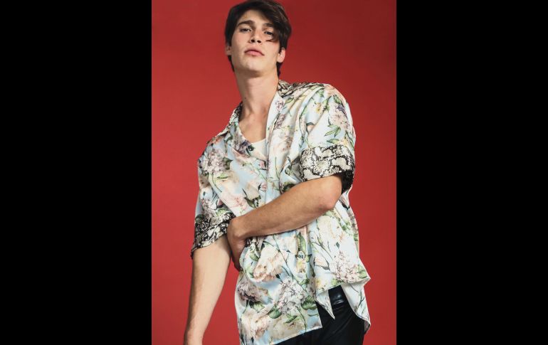 Mientras las mangas y el cuello son de animal print, la base de las camisas cuenta con un diseño de flores. CORTESÍA / ALONSO VÁZQUEZ