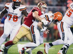 Nick Bosa se convirtió en uno de los hombres clave de la defensa de San Francisco al capturar en dos ocasiones a Baker Mayfield (#6) y forzar un balón suelto. AFP / E. Shaw