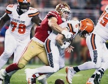 Nick Bosa se convirtió en uno de los hombres clave de la defensa de San Francisco al capturar en dos ocasiones a Baker Mayfield (#6) y forzar un balón suelto. AFP / E. Shaw